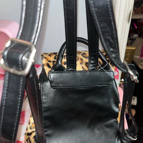 Leopard Print Drawstring Backpack - Picture 3 of 4